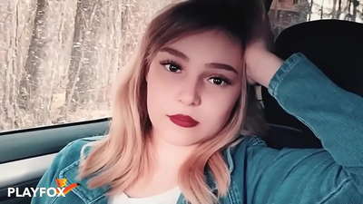 সেক্সি বেব আনন্দে ডিসকাউন্ট কার্ডে চুষছে